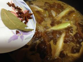加入开水、花椒、大料、香叶