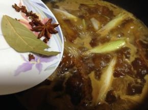 加入开水、花椒、大料、香叶