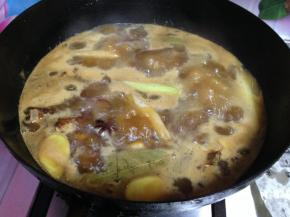 大火煮开后改中小火炖煮（大概需要20分钟左右）
