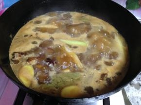 大火煮开后改中小火炖煮（大概需要20分钟左右）