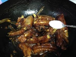 汤汁减少、排骨软烂时加入盐调味，转大火收汁