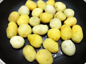 放入小土豆中小火慢慢煎