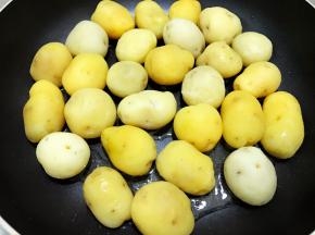放入小土豆中小火慢慢煎