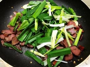 加入蒜苗段