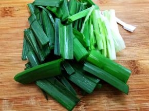 蒜苗淘洗干净后切段