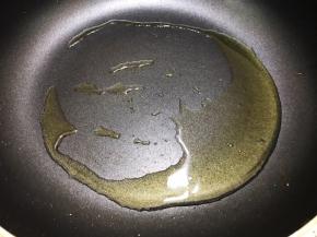 锅里加入植物油