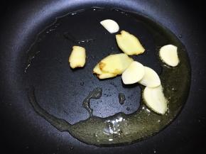 加入蒜片和姜片爆香