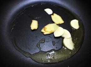 加入蒜片和姜片爆香