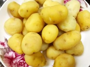 剥去土豆外皮