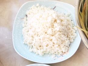 泡粽叶的时候找一个干净的盆，把糯米洗干净，用水泡一天