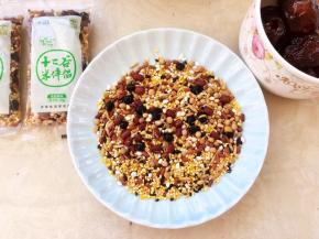 糯米跟粽叶泡好后，准备材料，取3小包十二谷米加入150克糯米中搅拌均匀，这一份我们用它来包锥形粽子