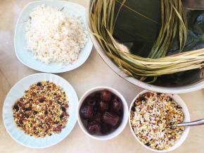 剩下的糯米过滤掉水份，十二谷米单独装盘，留做四角粽跟三角粽