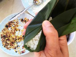 同样的将两侧粽叶向里折，这样包很方便，不容易漏米