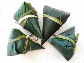 用棕绳绑好，四角粽就做好啦