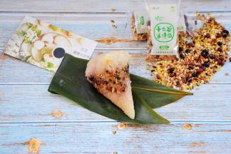 四角粽子分层包的，看着就很有食欲，糯米粘粘的，吃起来两种口味，还有蜜枣的甜，超级喜欢