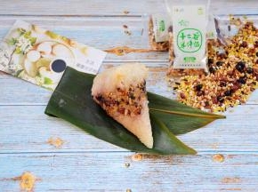 四角粽子分层包的，看着就很有食欲，糯米粘粘的，吃起来两种口味，还有蜜枣的甜，超级喜欢