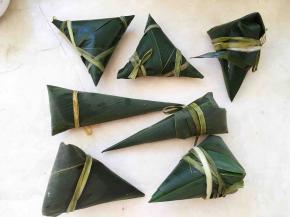 跟包四角粽方法一样，装好米，直接将叶子折下来，就是三角粽