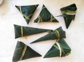 跟包四角粽方法一样，装好米，直接将叶子折下来，就是三角粽