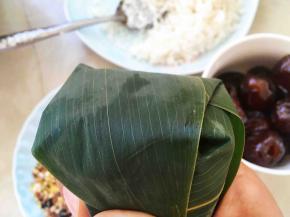 之后将上面的粽叶盖下来