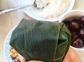 之后将上面的粽叶盖下来