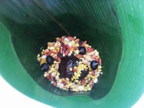 再装一点十二谷米，将蜜枣包裹上