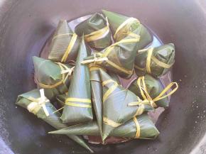 粽子全部包裹好后，装入蒸锅，放没过粽子的水，大火煮开后转小火煮2个多小时，具体时间看你的粽子大小，也可以用高压锅煮，都很方便