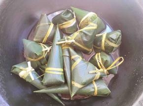 粽子全部包裹好后，装入蒸锅，放没过粽子的水，大火煮开后转小火煮2个多小时，具体时间看你的粽子大小，也可以用高压锅煮，都很方便