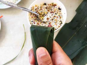 再将上面的粽子折下来