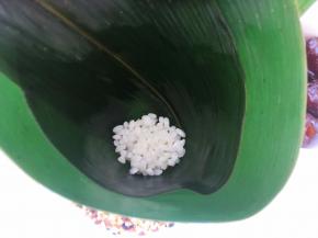 先在底部铺上一点糯米