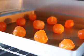 蛋黄先用玉米油浸泡一晚，倒干净玉米油后，倒入朗姆酒（白酒）再浸泡2小时以上，烤箱180度，将蛋黄放入方盘内，烘烤5分钟