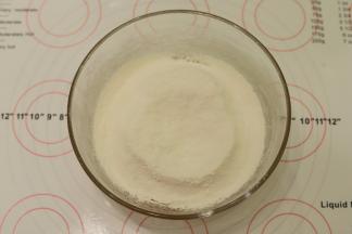 筛入易小焙广式月饼粉