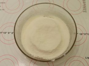 筛入易小焙广式月饼粉