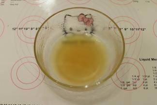 花生油与转换糖浆倒入碗中，拌至糖浆发白