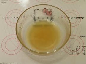 花生油与转换糖浆倒入碗中，拌至糖浆发白
