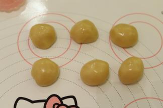 将醒好的面皮平均分成10克一份