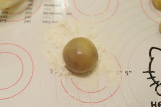 表面滚少许玉米淀粉