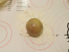 表面滚少许玉米淀粉