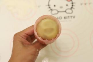 月饼胚放入模具内