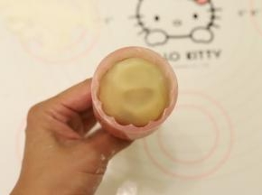 月饼胚放入模具内