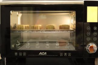ACA HC27HT烤箱设置烘烤功能，温度为200度，预热后放入月饼，中层烤5分钟