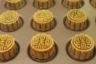 取出均匀地筛上蛋黄液，再次入炉烤10分钟左右