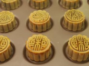 取出均匀地筛上蛋黄液，再次入炉烤10分钟左右