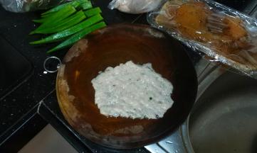 砧板、手上粘点水，将鱼滑平铺在砧板上