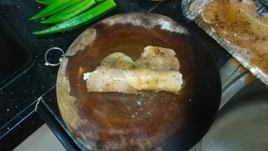 再放二片鸡胸肉将鱼滑秋葵卷卷起