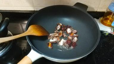 锅里热油放入烧排骨