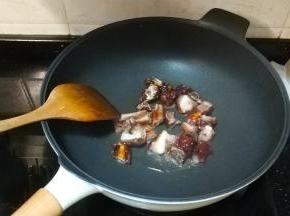 锅里热油放入烧排骨