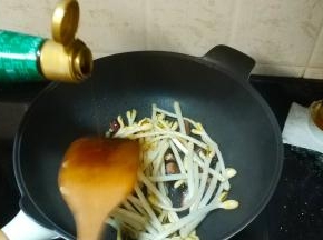 倒入花生芽、酱油、糖