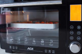 咸鸭蛋黄用白酒浸泡大概2小时，烤箱170度上下火烘烤5分钟