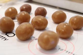 月饼馅平均分成25克一小份