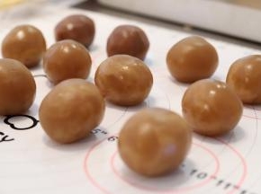 月饼馅平均分成25克一小份